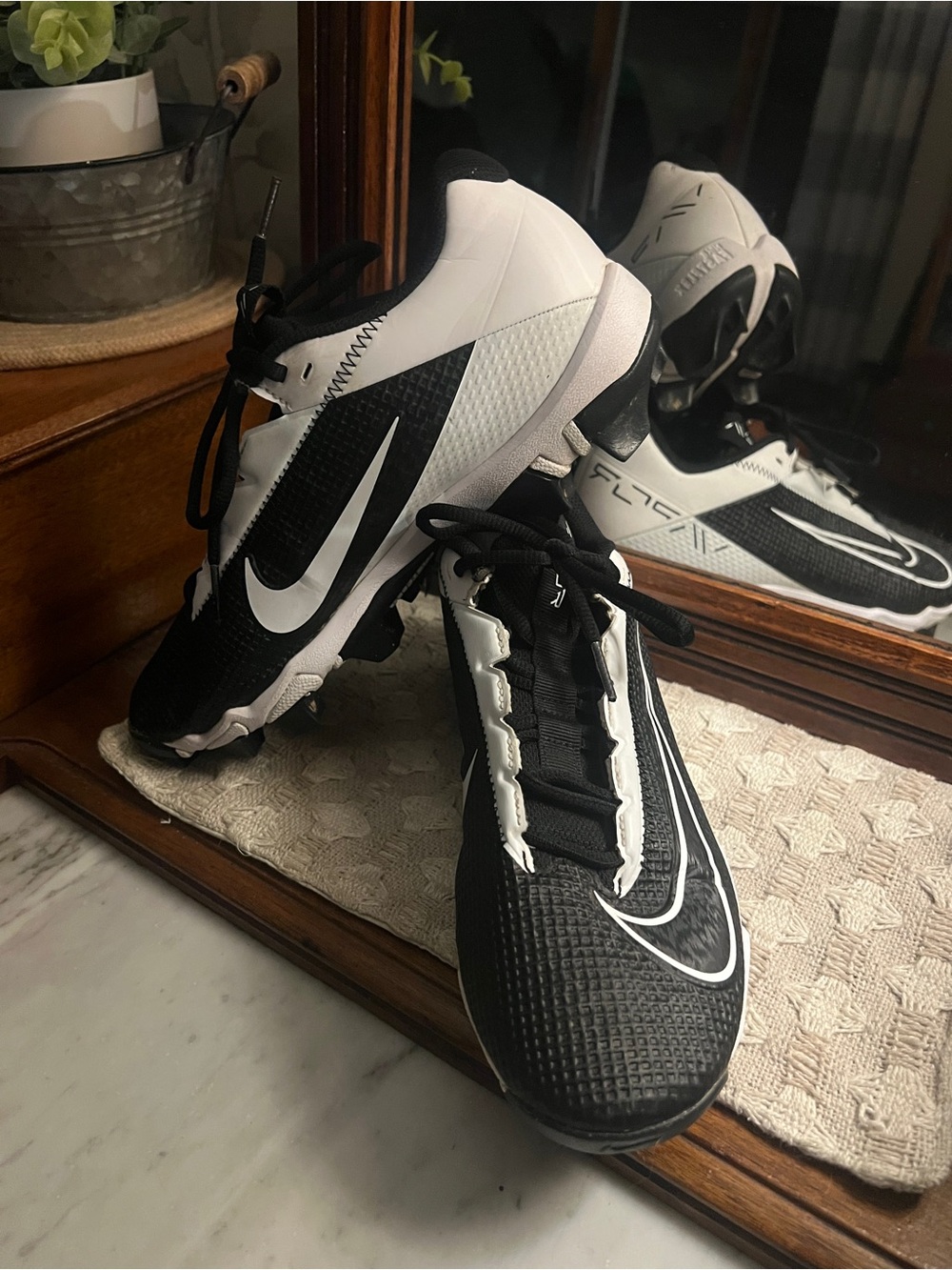 NIKE Vapor Edge Shark 2 Athletic Football Cleats Black White Boy's Side 6.5 EUC